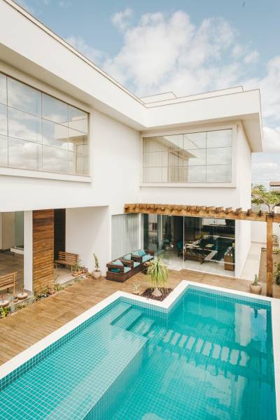 Des baies vitrées sur mesure de qualité à Toulon, pour illuminer votre intérieur avec ABS FERMETURES