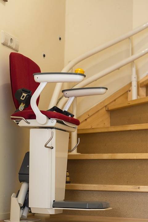Installation de monte-escalier dans escalier en colimaçon étroit Paris Ile de France - STAIRLIFT